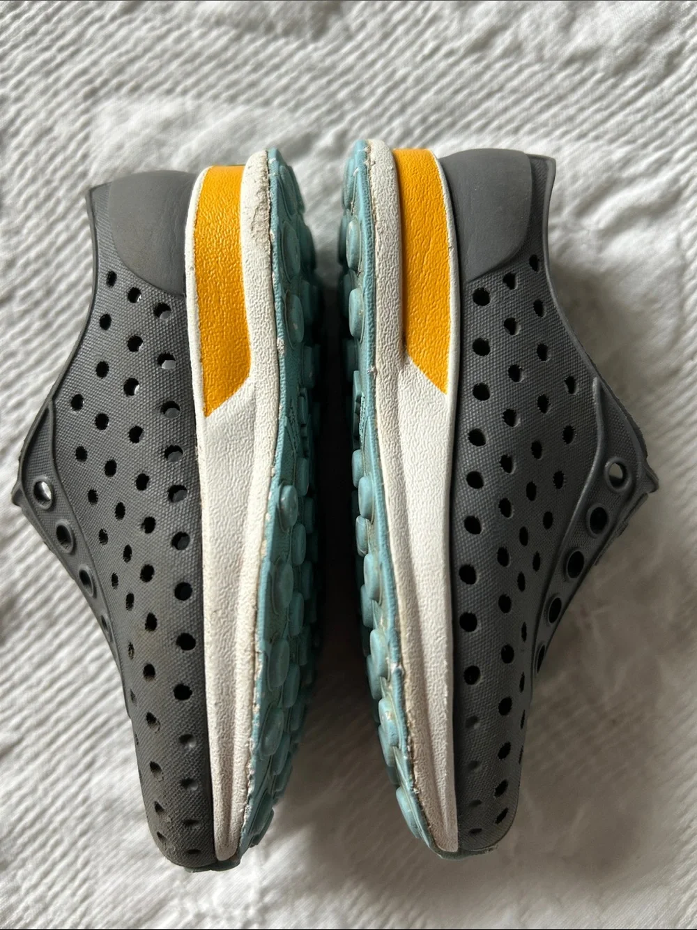 Native Sugarlite Robbie Shoe kid SZ 5, Grey comfort.